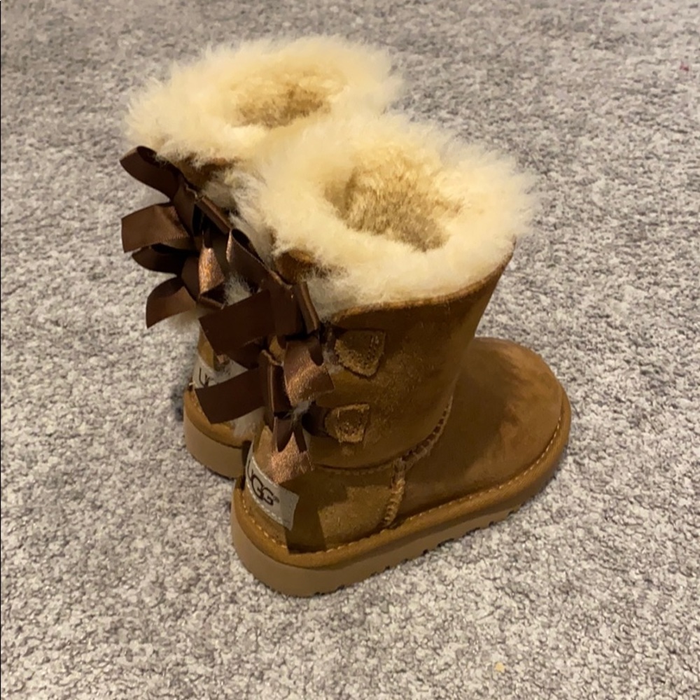 Ugg Bailey Bow in Chestnut Sz 7